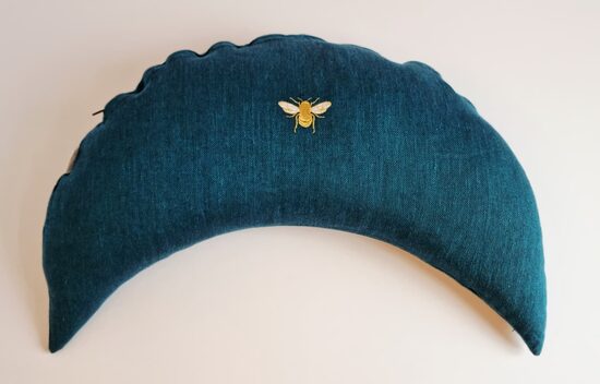 GRIĶU SPILVENS  6  AR BITĪTI ZAĻGANI ZILS  28X60 CM